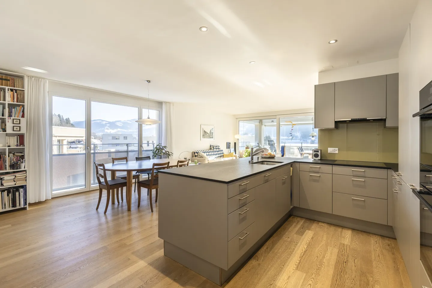 Agencement moderne pour un foyer confortable - Photo 4 sur 7