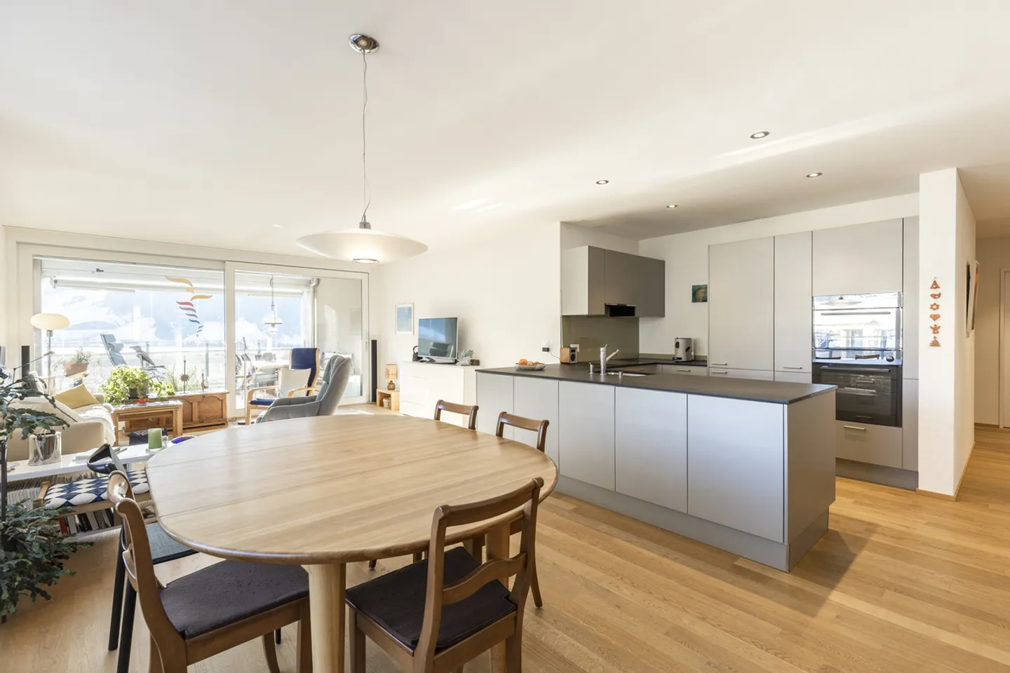 Agencement moderne pour un foyer confortable - Photo 1 sur 7