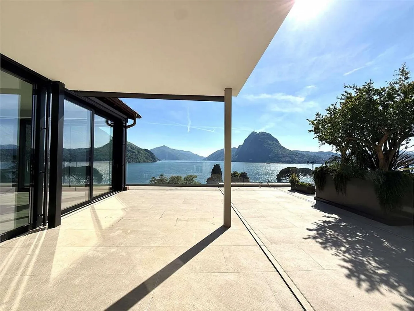 Attico di classe superiore con 5,5 camere e terrazza panoramica sul lago di Lugano - Foto 2 di 11