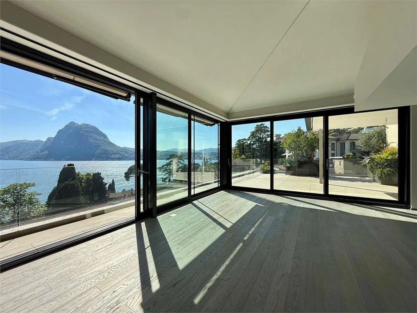 Attico di classe superiore con 5,5 camere e terrazza panoramica sul lago di Lugano - Foto 3 di 11