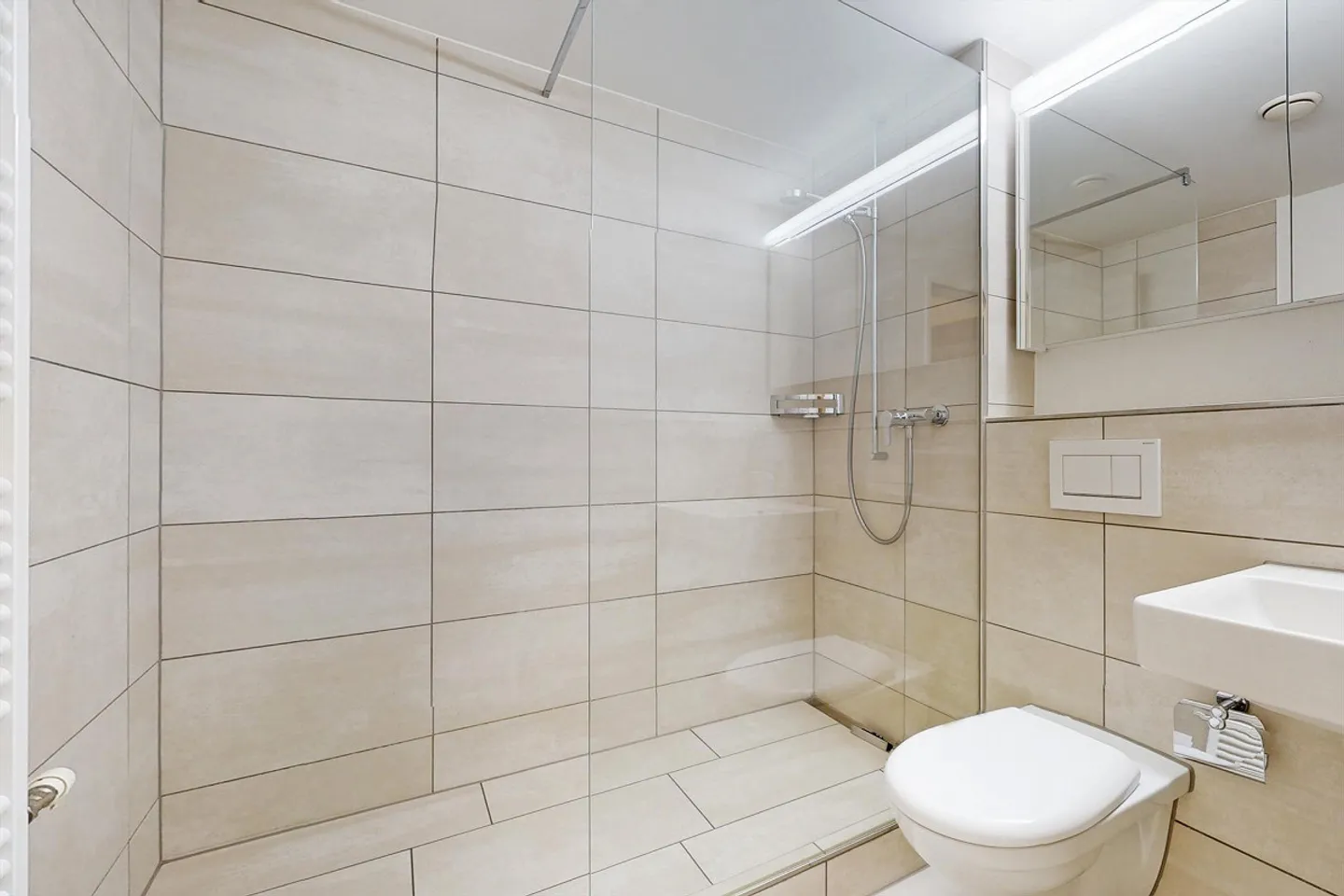 Charming Apartment in Historic Bremgarten - Photo 3 of 4