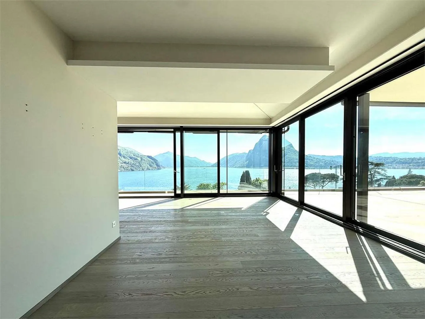 Attico di classe superiore con 5,5 camere e terrazza panoramica sul lago di Lugano - Foto 4 di 11
