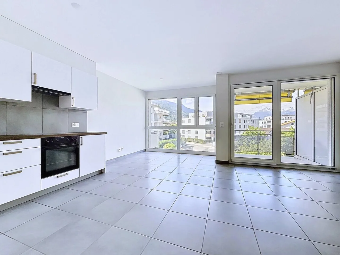 Studio lumineux avec grand balcon - Photo 1 sur 6