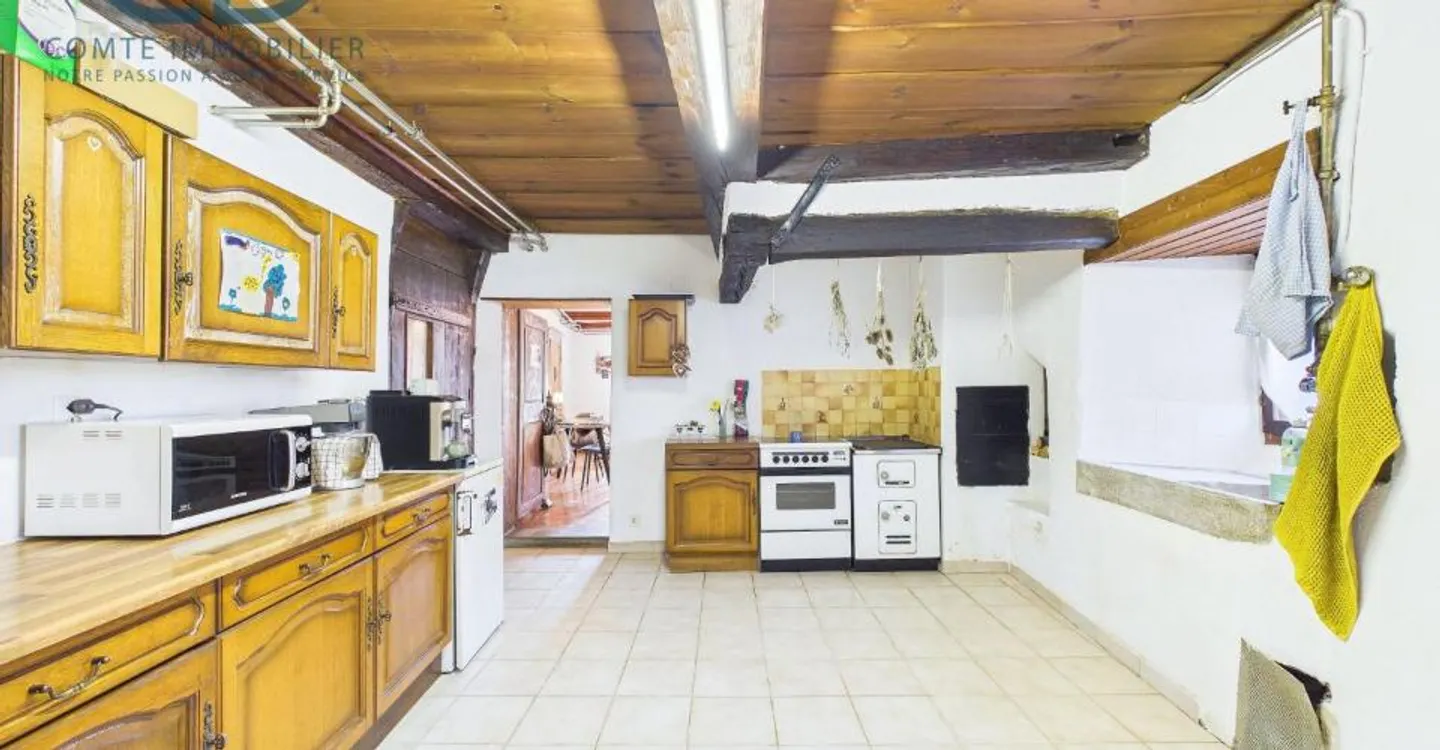 Renovated old farmhouse with stable and land - Photo 4 of 13