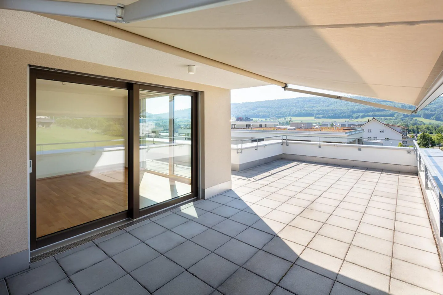 Schöne Attika-Wohnung mit grosser Terrasse - Foto 2 von 8