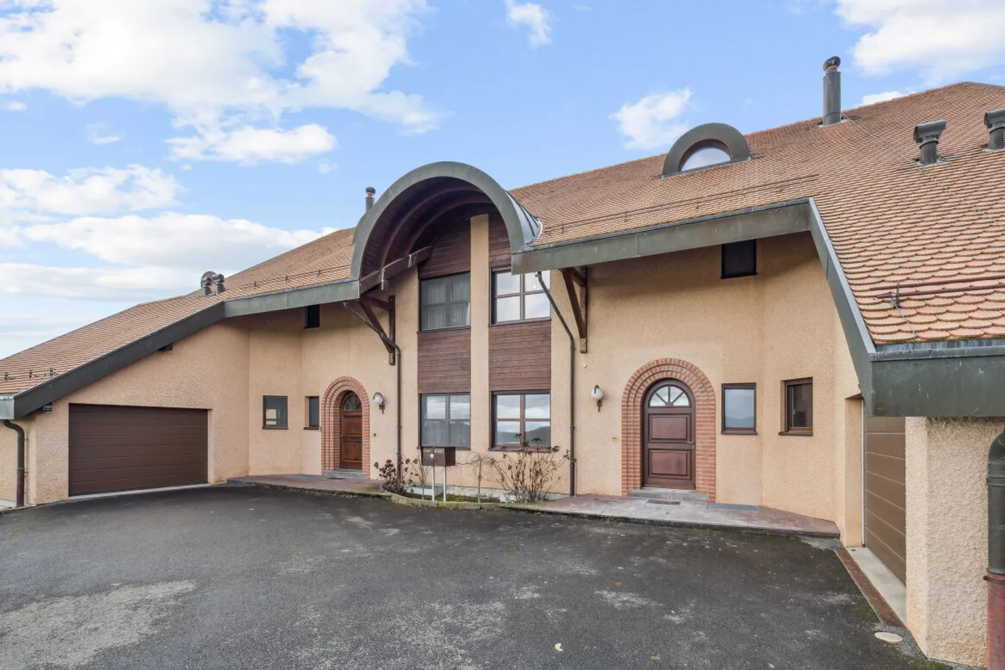 RENOVATED FAMILY HOUSE - Photo 2 of 13