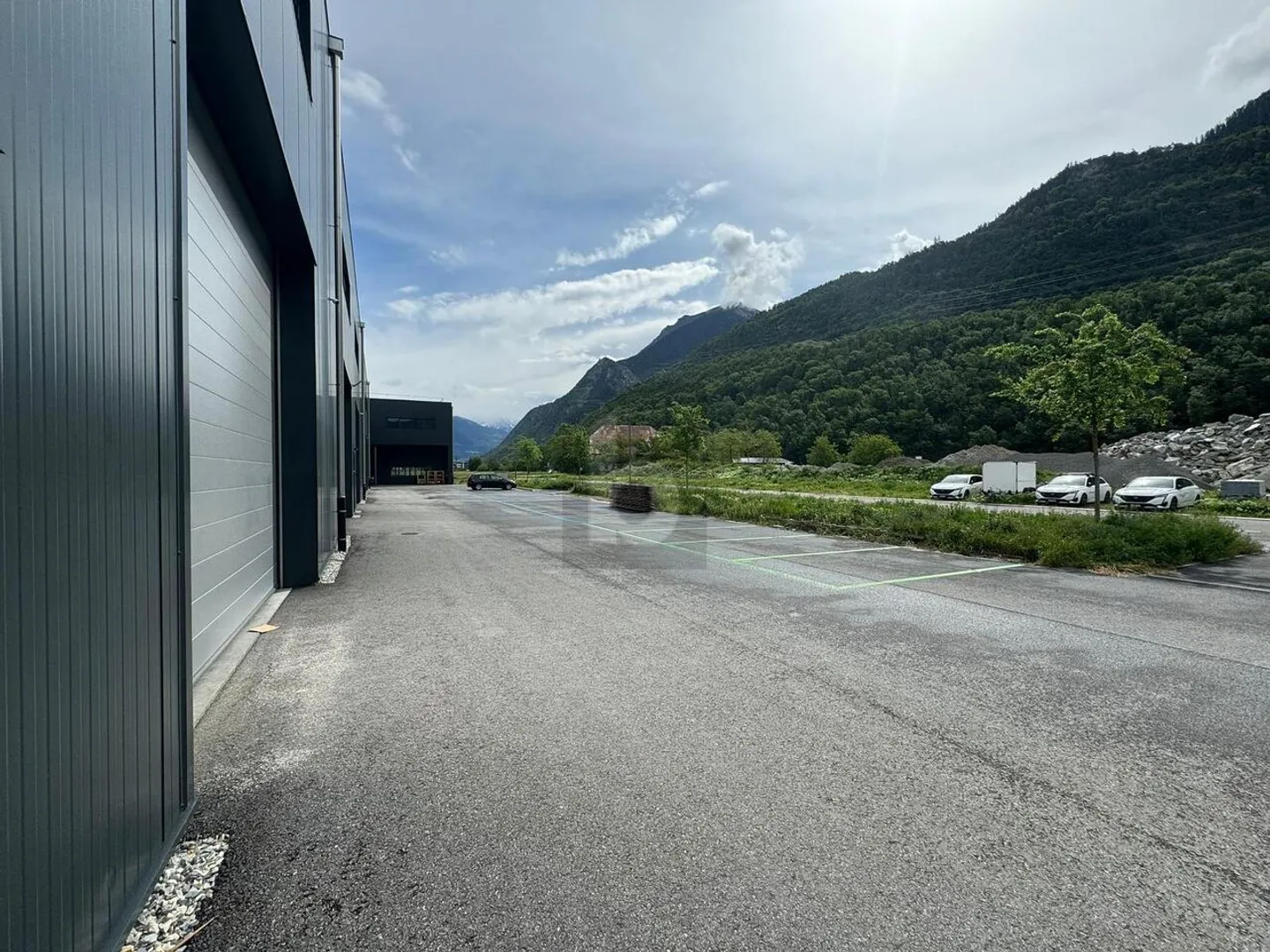 ZWEI GERÄUMIGE HALLEN - Foto 5 von 6