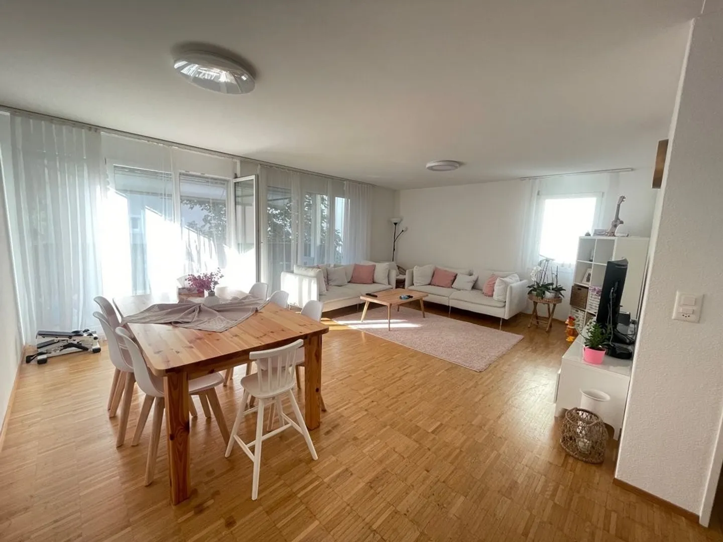Vie moderne - 3,5 pièces avec un salon spacieux - Photo 2 sur 11
