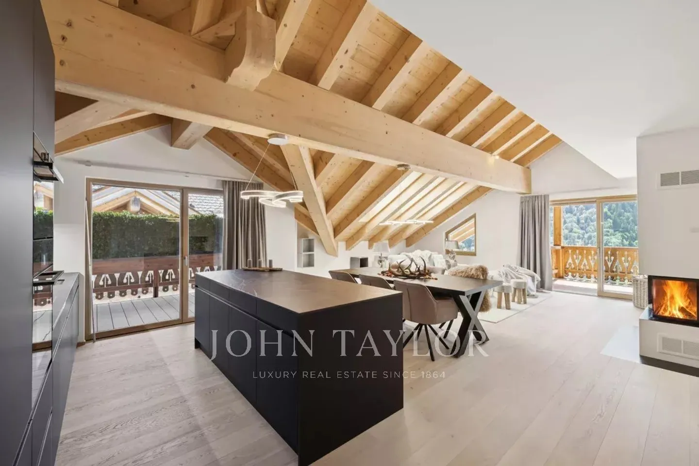 Spacious penthouse apartment with panoramic views - Photo 2 of 13