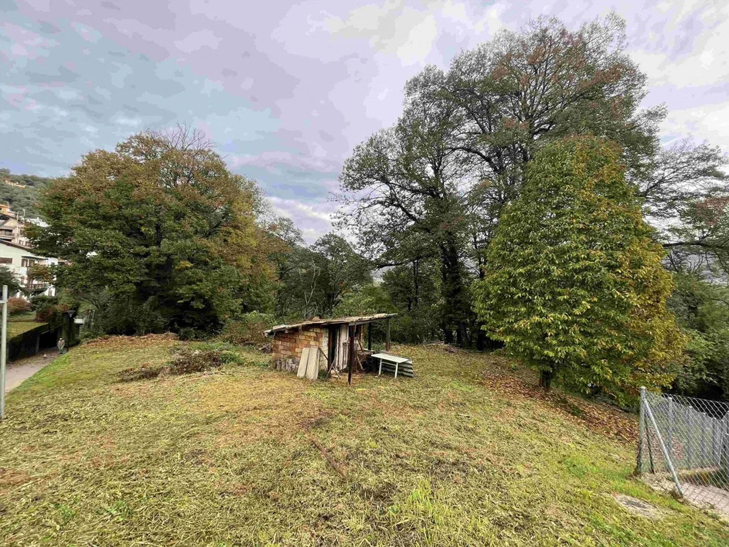 Schönes Grundstück mit genehmigter Baugenehmigung für ein 5.5-Zimmer-Haus - Foto 1 von 9
