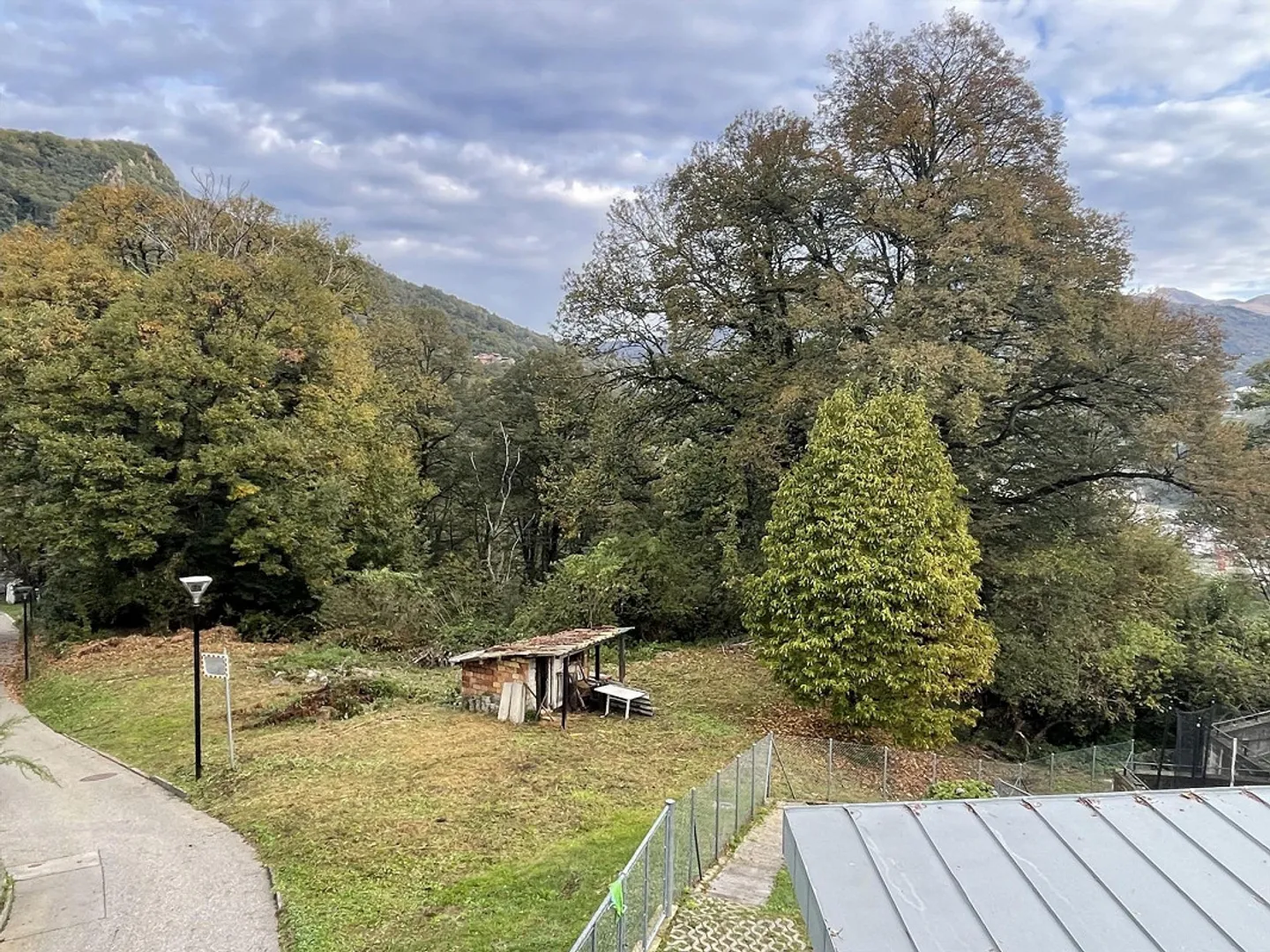 Schönes Grundstück mit genehmigter Baugenehmigung für ein 5.5-Zimmer-Haus - Foto 5 von 9