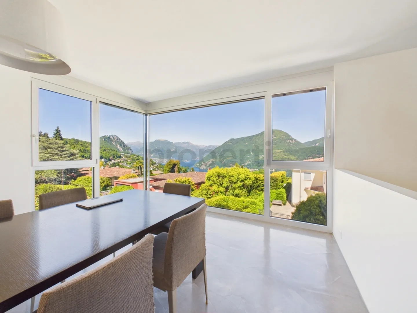 Villa moderna con vista lago - Foto 5 di 13