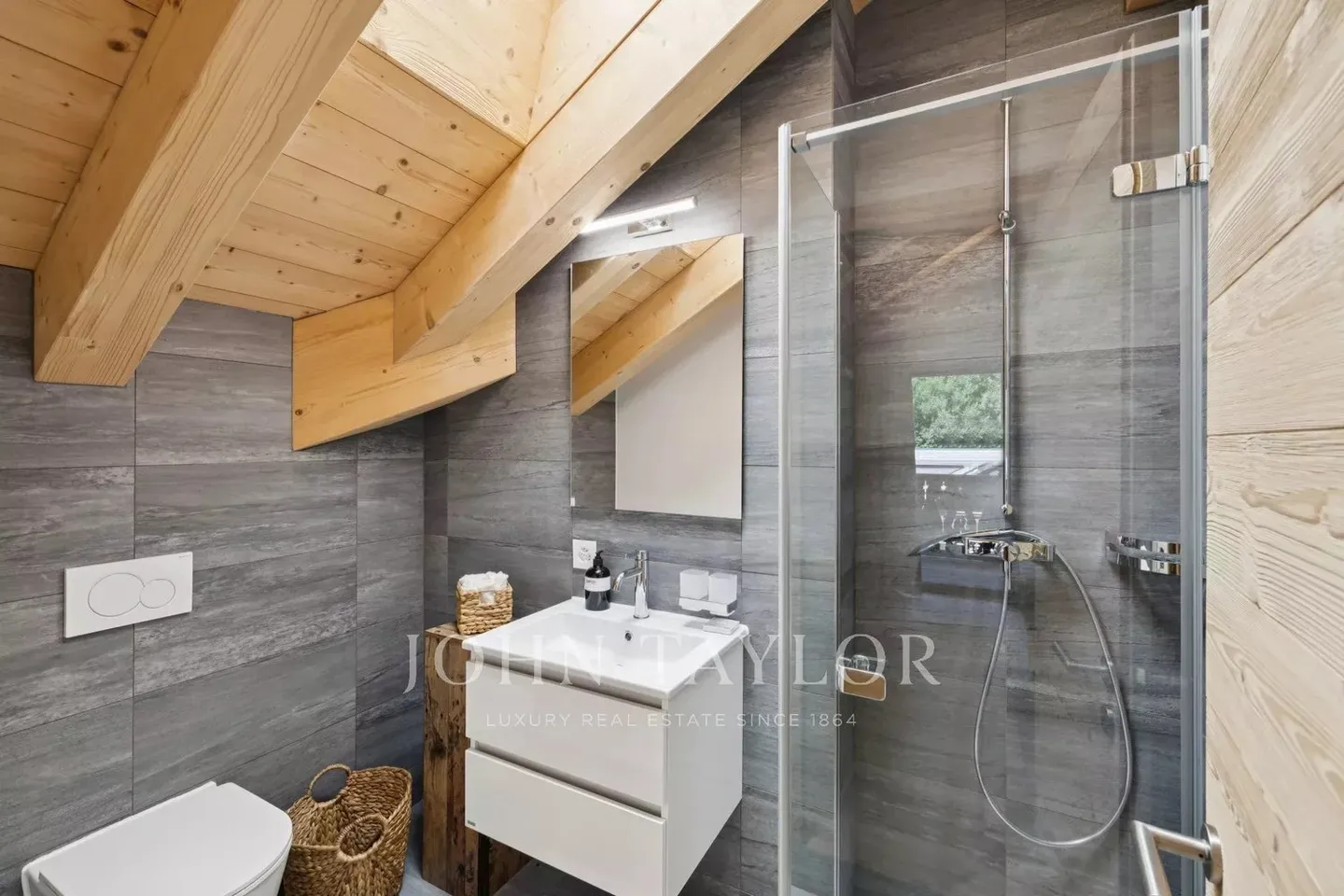 Spacious penthouse apartment with panoramic views - Photo 8 of 13