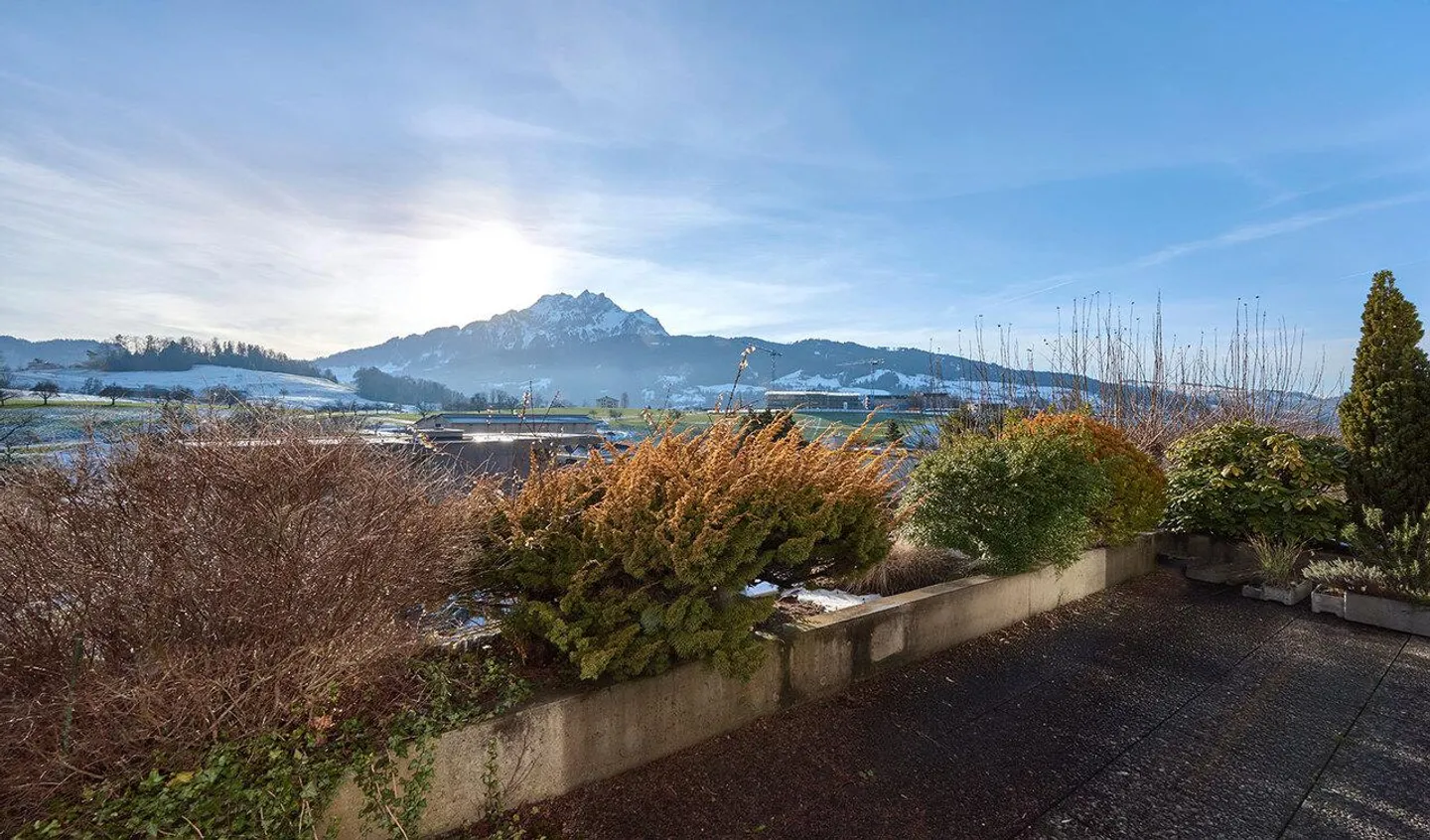 Appartement ensoleillé de 4,5 pièces avec vue sur le Pilatus - Photo 1 sur 8