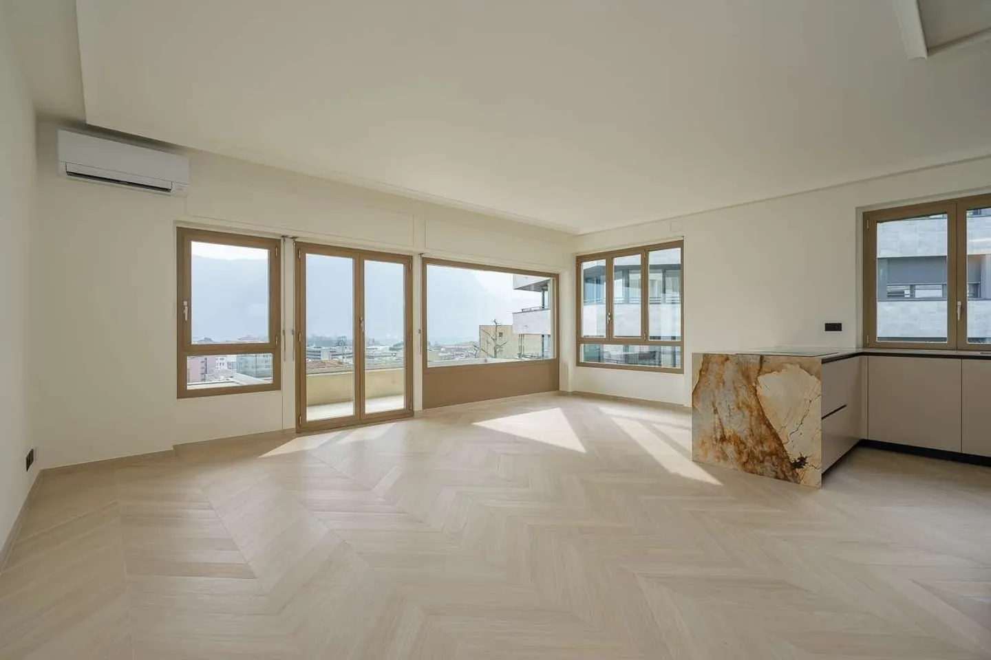 Appartement spectaculaire de 3,5 pièces à deux pas du centre - Photo 2 sur 12