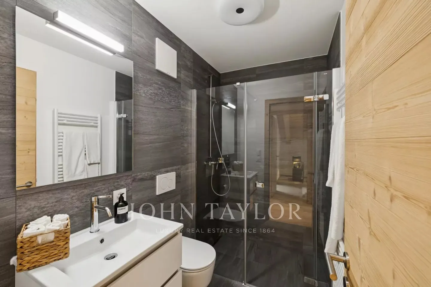 Spacious penthouse apartment with panoramic views - Photo 9 of 13