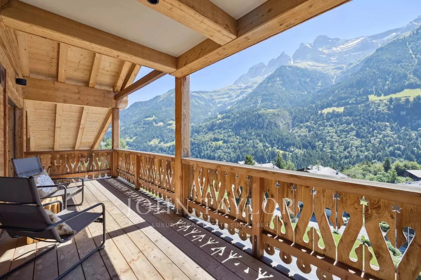 Spacious penthouse apartment with panoramic views - Photo 10 of 13