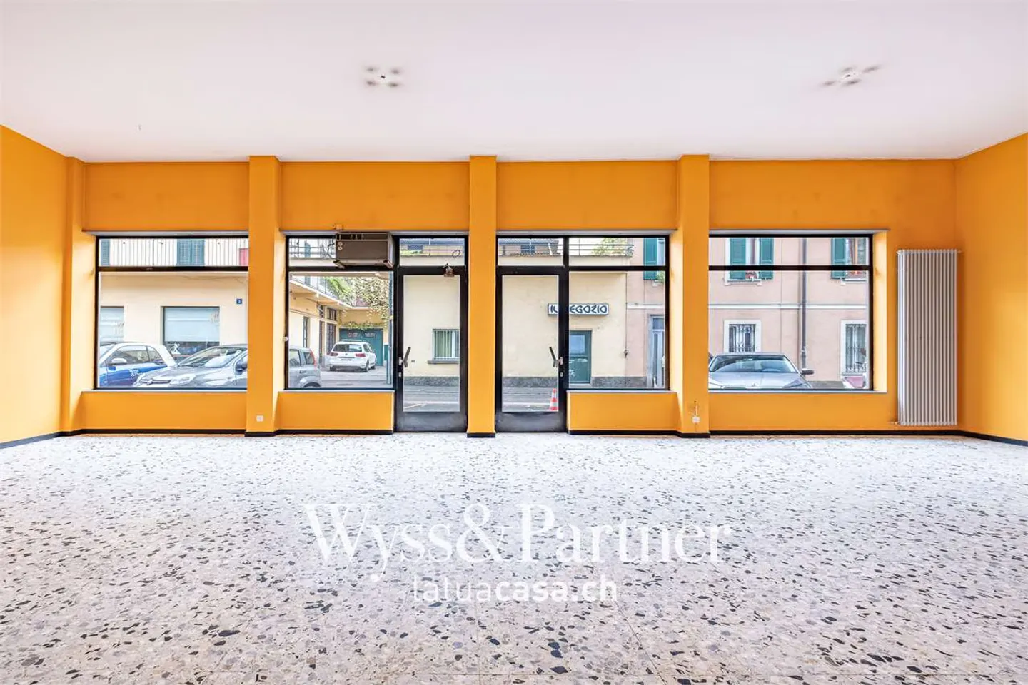 Chiasso - commercial space with great visibility - Photo 1 of 10