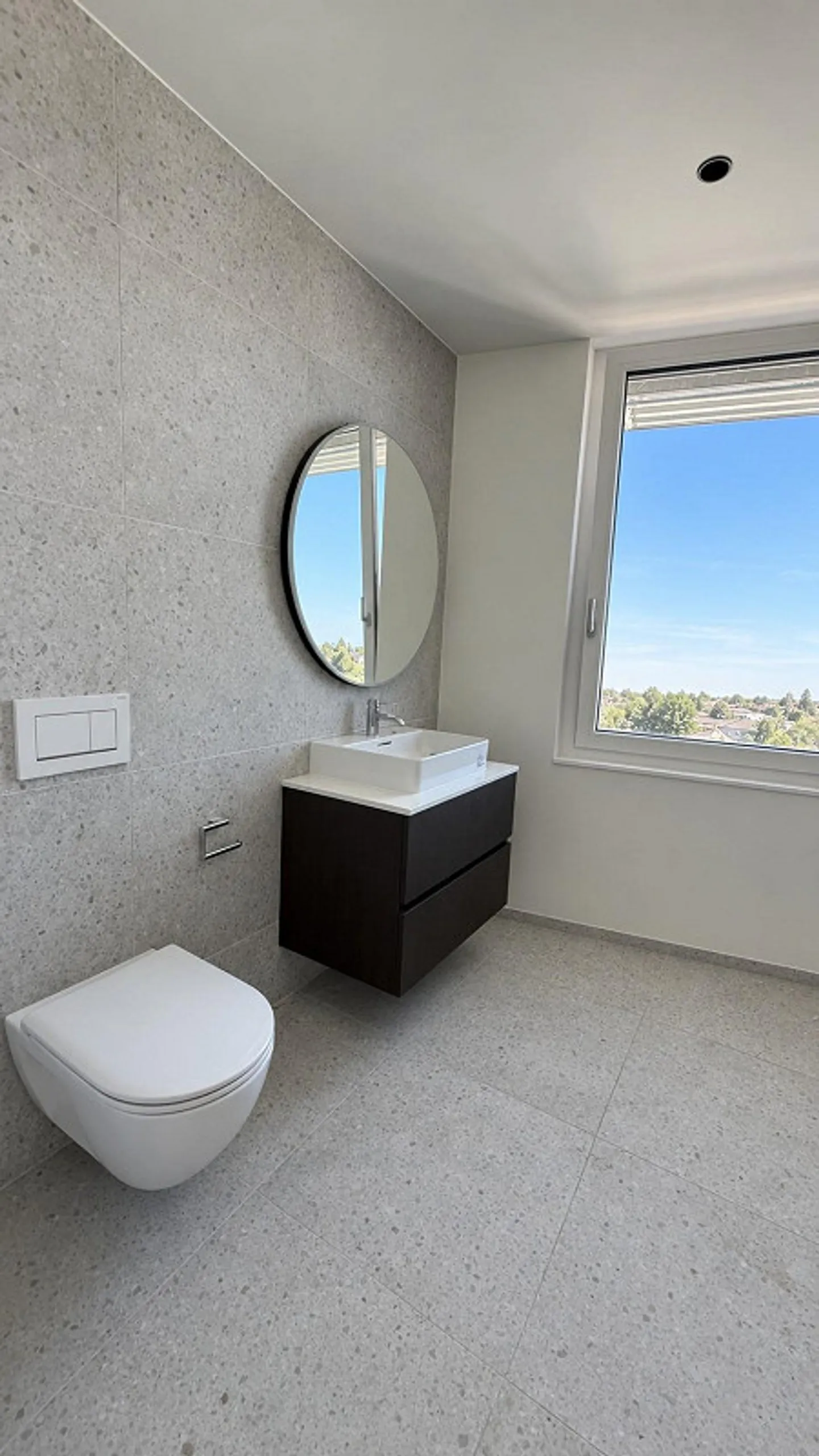 First rental - Spacious 2.5 room apartments for rent - Photo 1 of 8