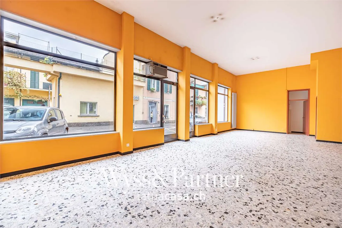 Chiasso - commercial space with great visibility - Photo 5 of 10
