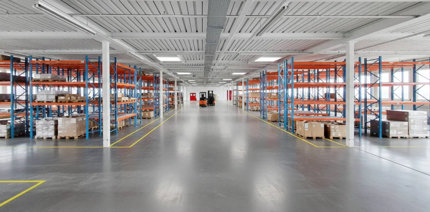 Mixed-use building for rent - Photo 1 of 9