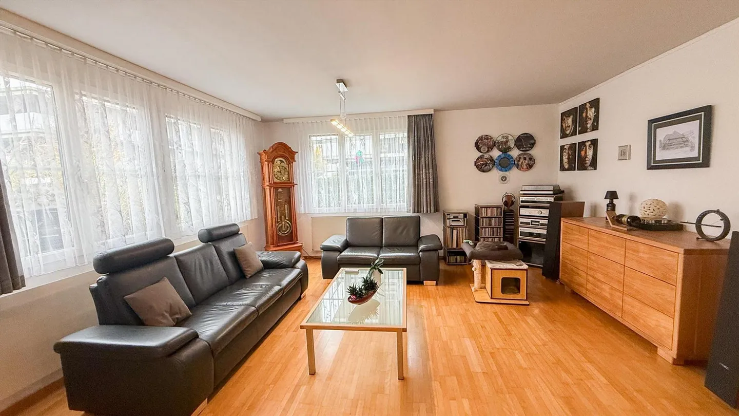 Appartamento affascinante 4 1/2 locali con area giardino di 30 m2 / molto soleggiato - Foto 3 di 7