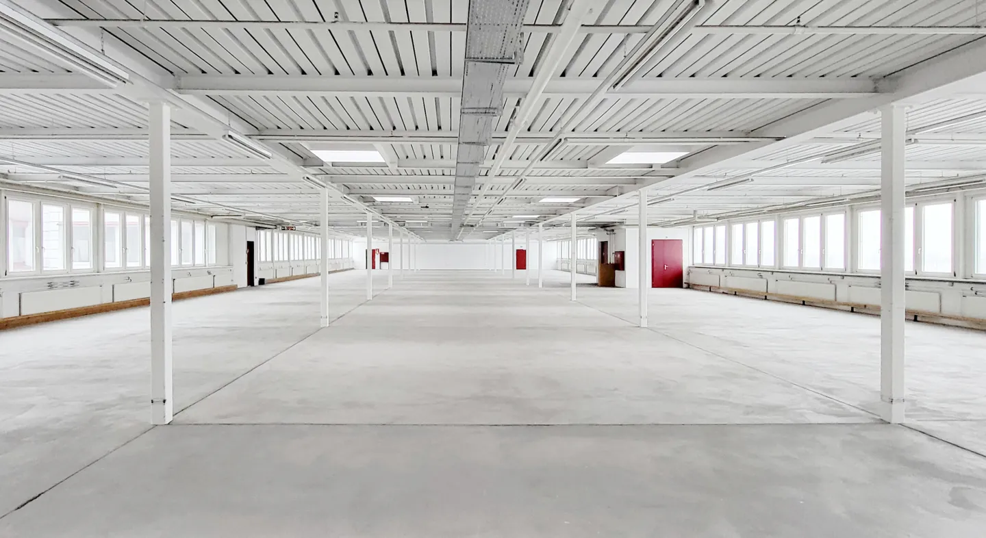 Mixed-use building for rent - Photo 4 of 9