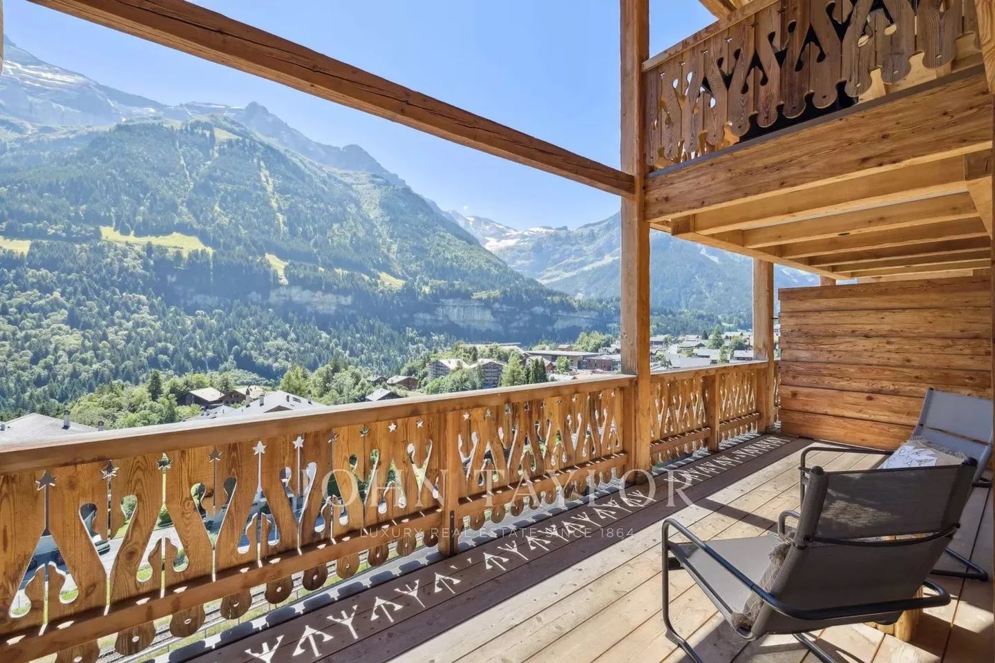 Spacious penthouse apartment with panoramic views - Photo 11 of 13