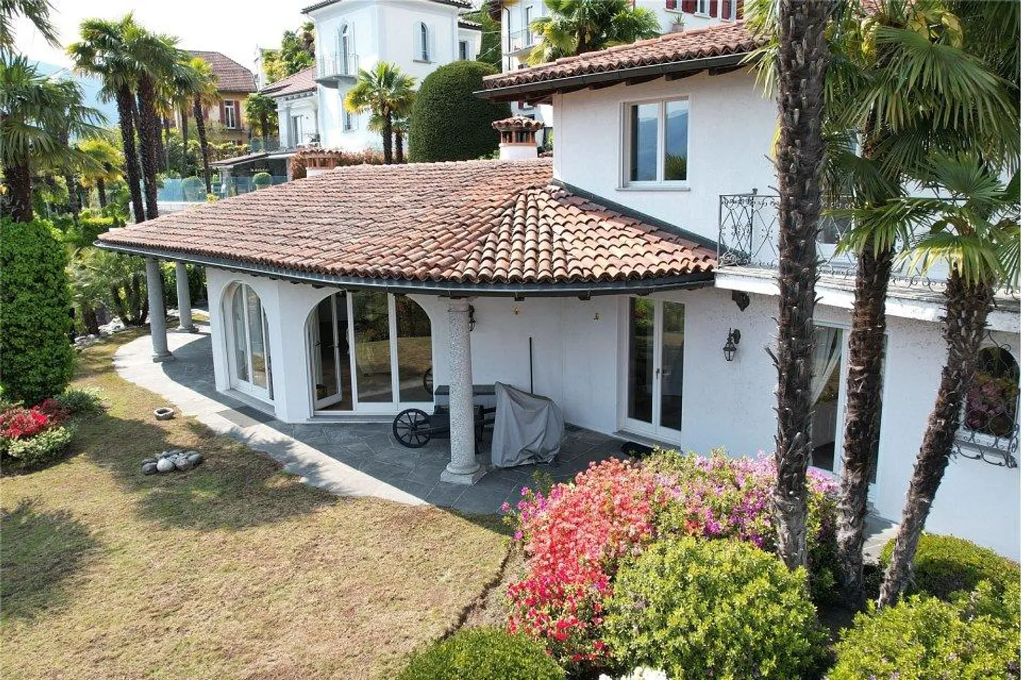 Mediterranean villa with lake view - Photo 6 of 13