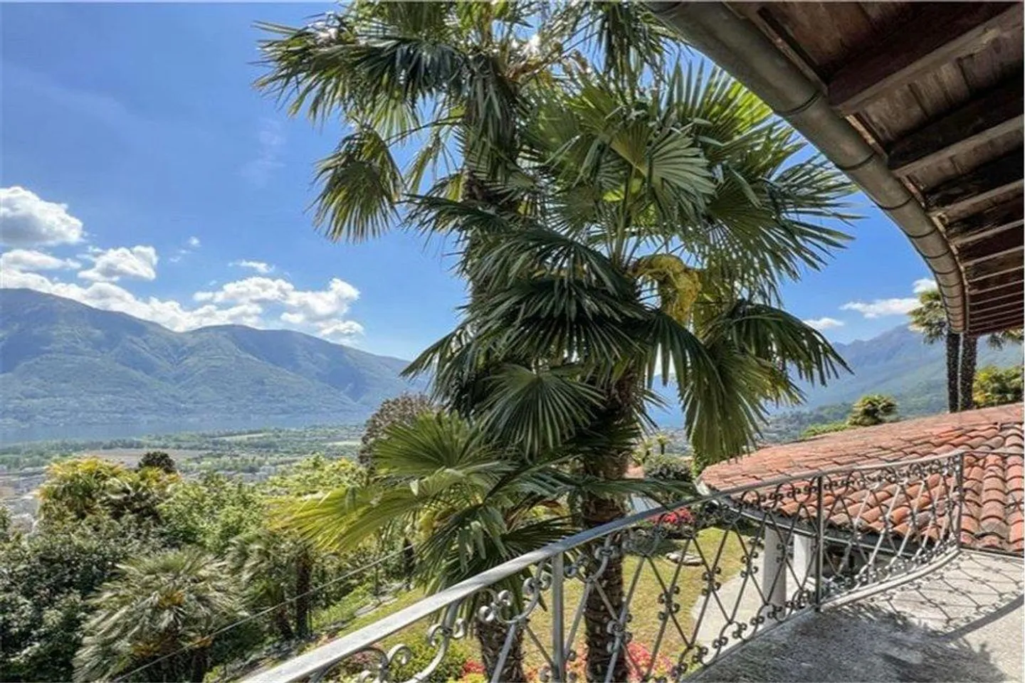 Mediterranean villa with lake view - Photo 3 of 13