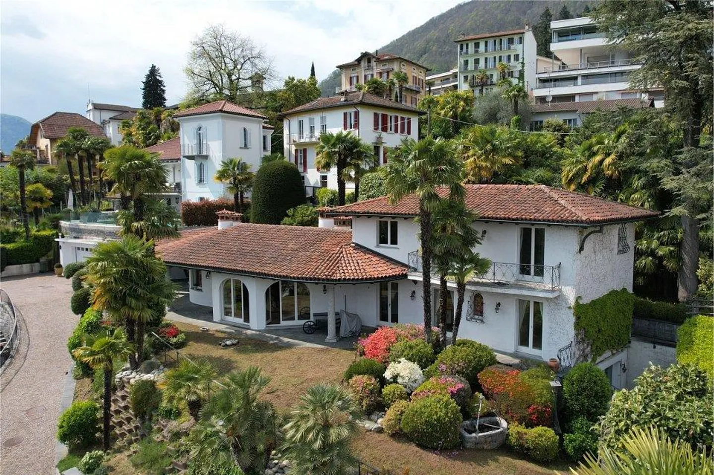 Mediterranean villa with lake view - Photo 5 of 13