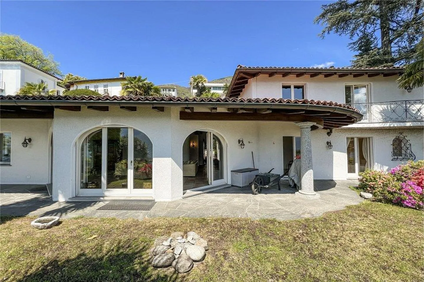 Mediterranean villa with lake view - Photo 7 of 13