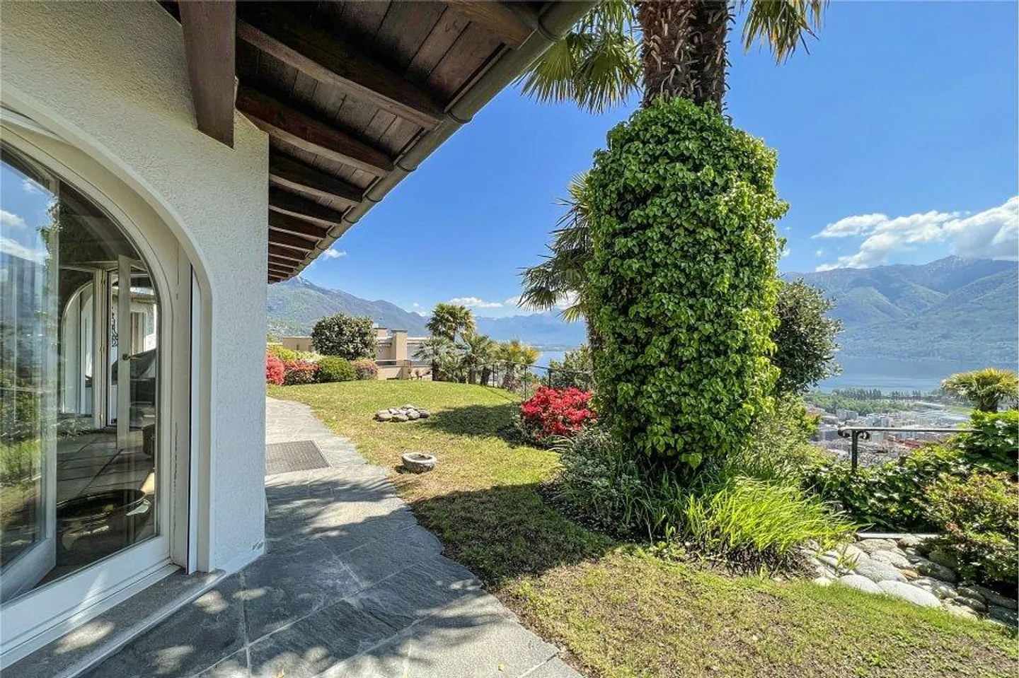 Mediterranean villa with lake view - Photo 8 of 13