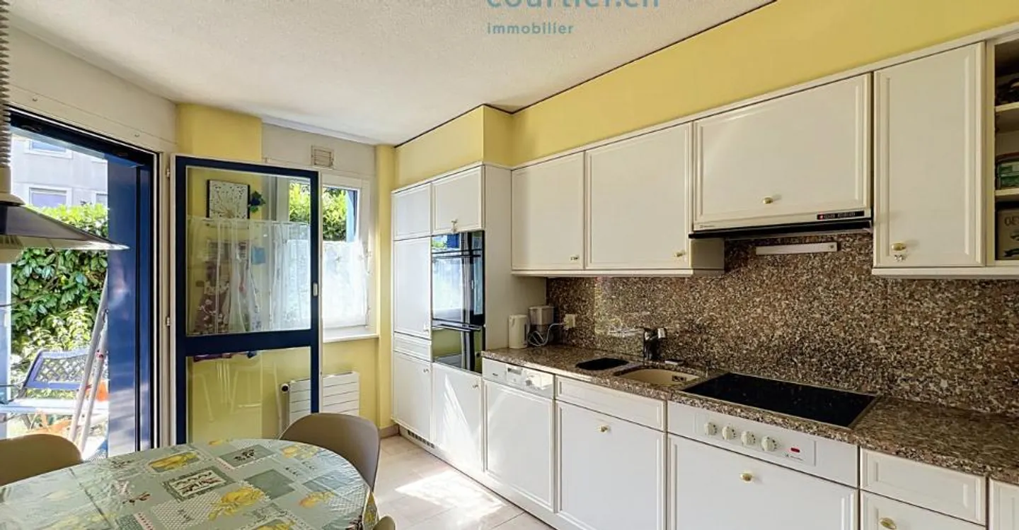 Charming Apartment with Garden - Photo 11 of 13