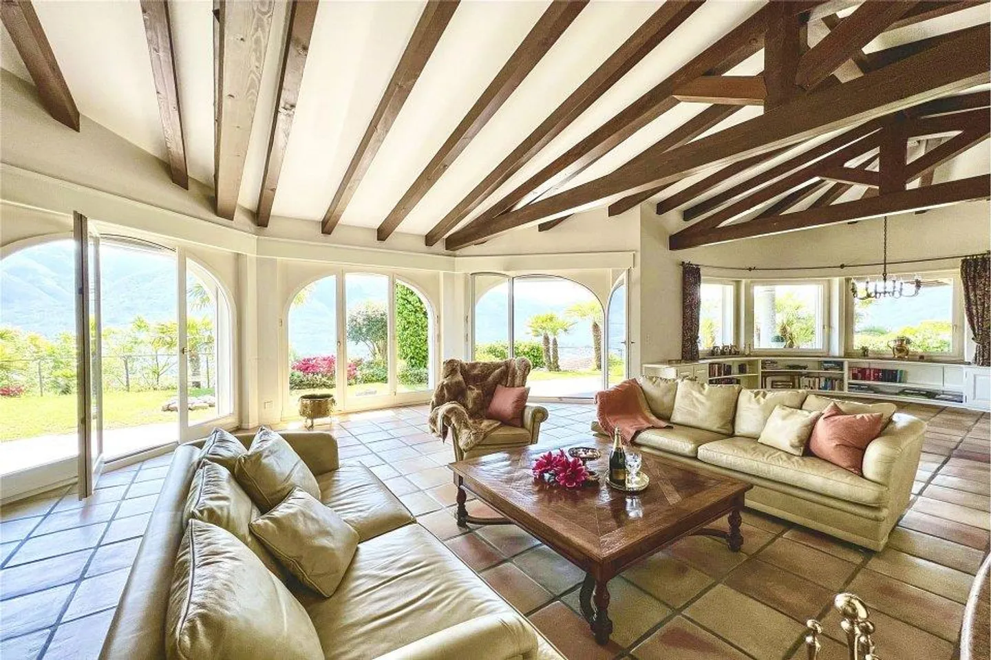 Mediterranean villa with lake view - Photo 12 of 13