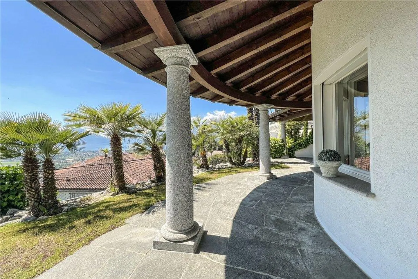Mediterranean villa with lake view - Photo 9 of 13