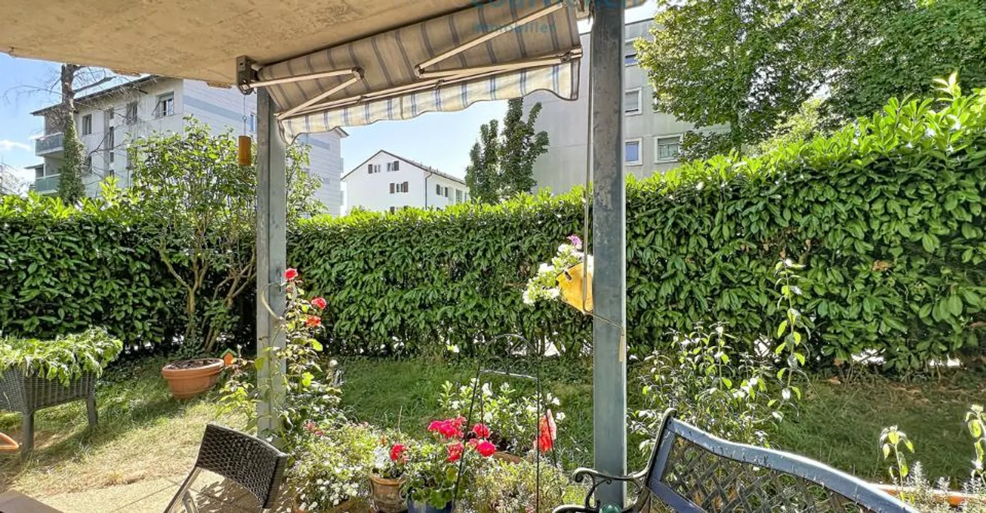 Charming Apartment with Garden - Photo 2 of 13
