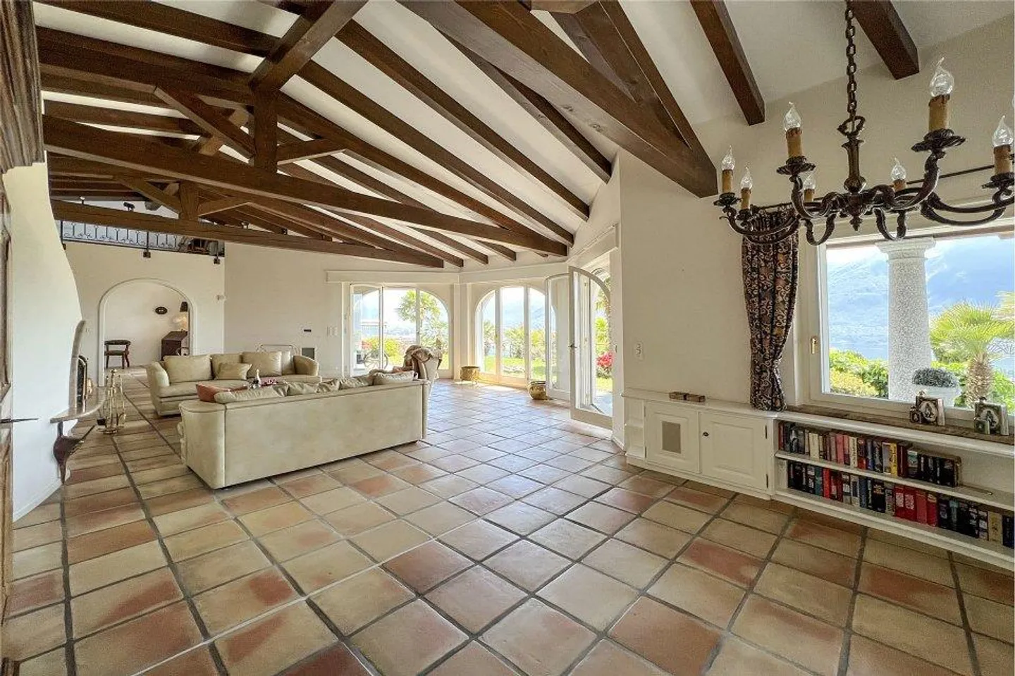 Mediterranean villa with lake view - Photo 13 of 13