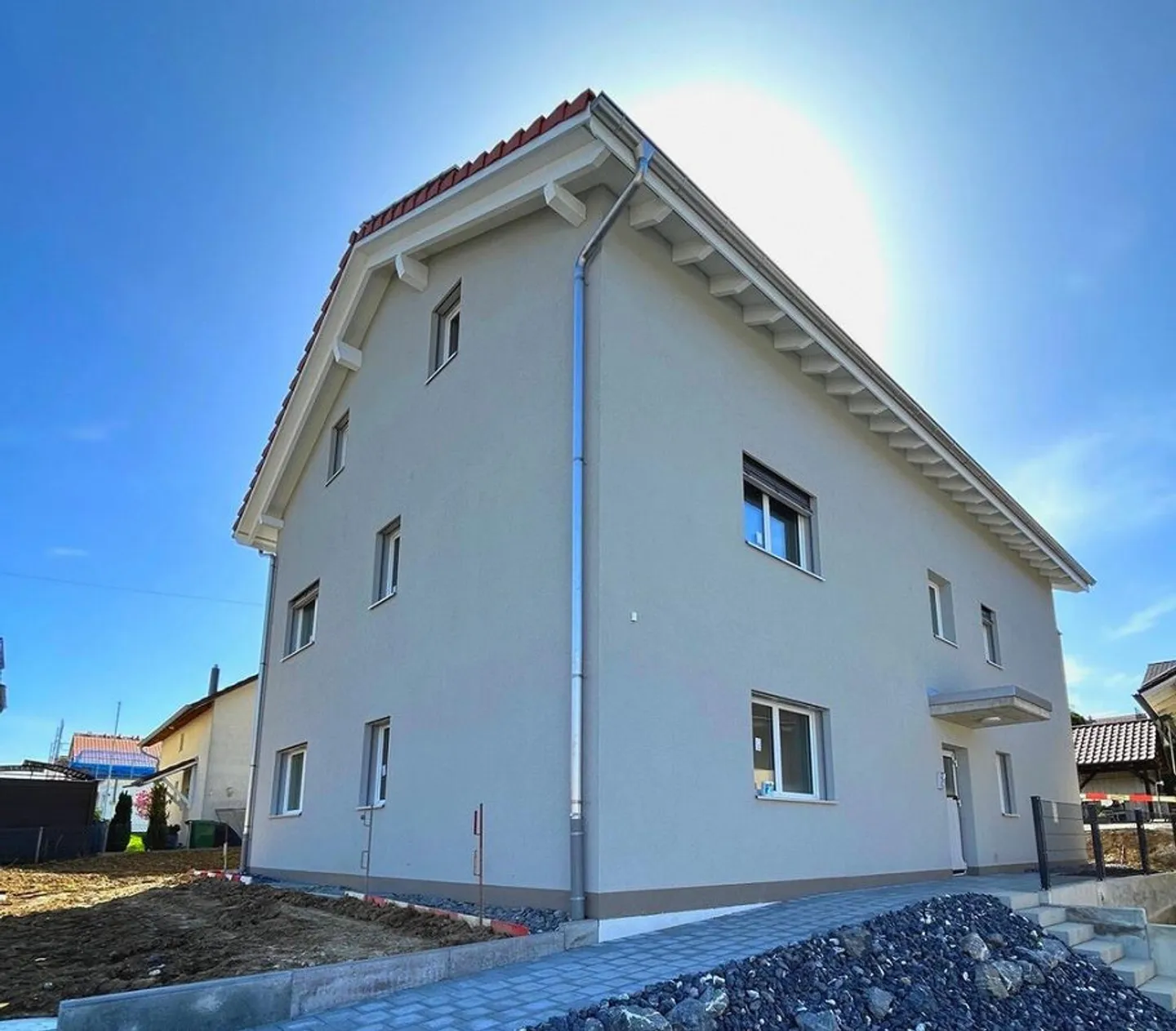 Espace de sièges couvert, emplacement calme, nouvelle construction : Votre nouveau chez-vous ? - Photo 1 sur 7