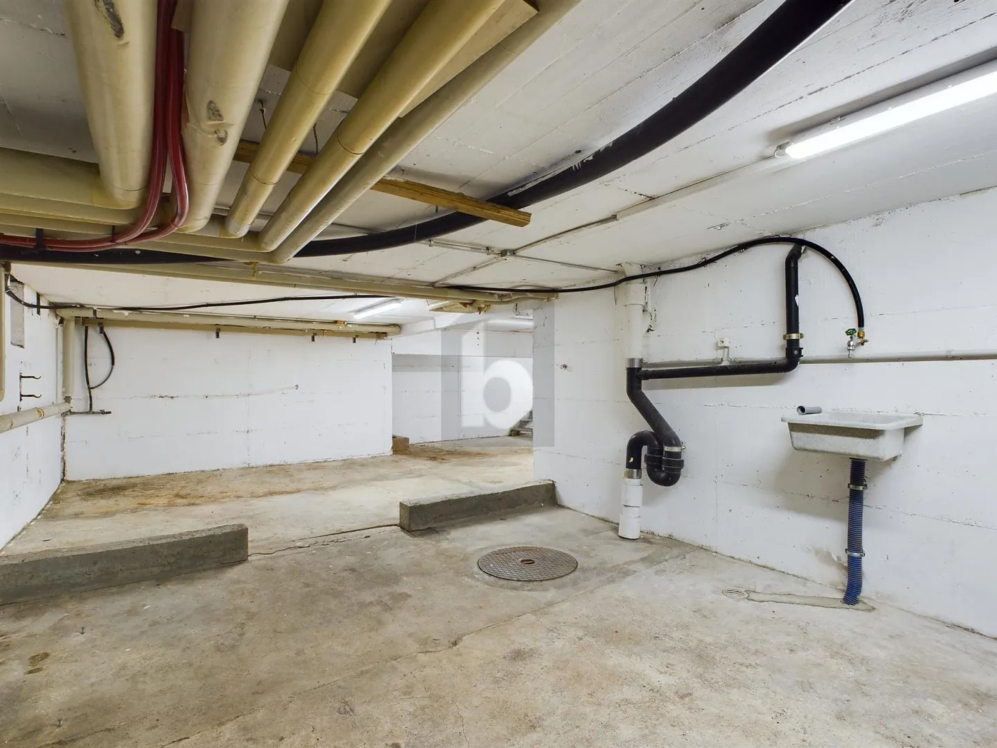 Mixed-use building for rent - Photo 2 of 6