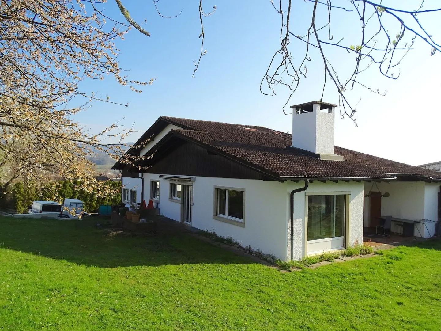 ARI-140 - Bâtiment à usage mixte composé d'une grande maison de 8,5 pièces avec bureaux et ateliers - Photo 2 sur 13