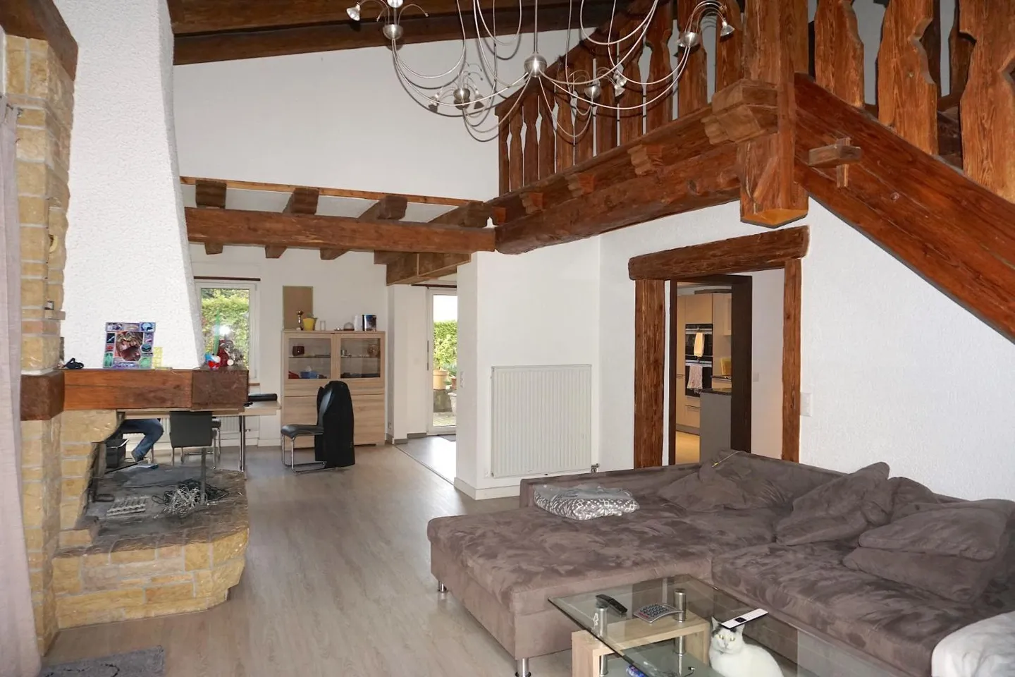 ARI-140 - Bâtiment à usage mixte composé d'une grande maison de 8,5 pièces avec bureaux et ateliers - Photo 6 sur 13