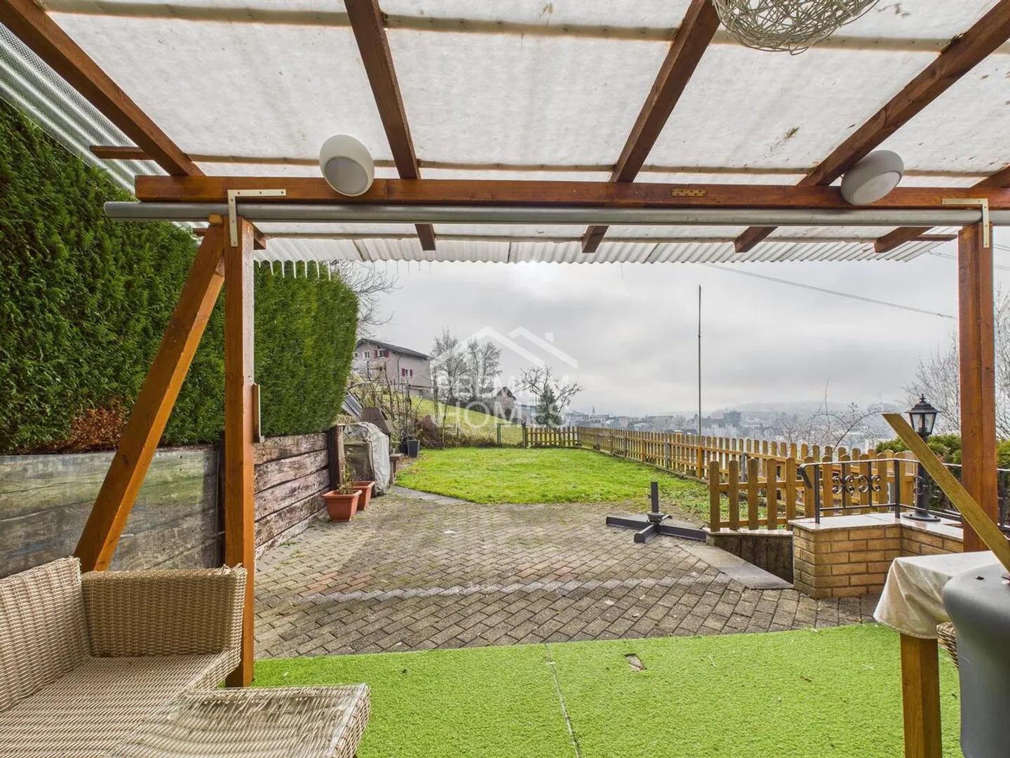 Casa a schiera spaziosa con giardino - Foto 2 di 10