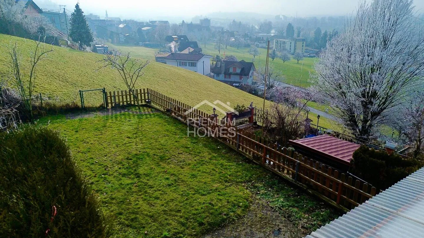 Casa a schiera spaziosa con giardino - Foto 9 di 10