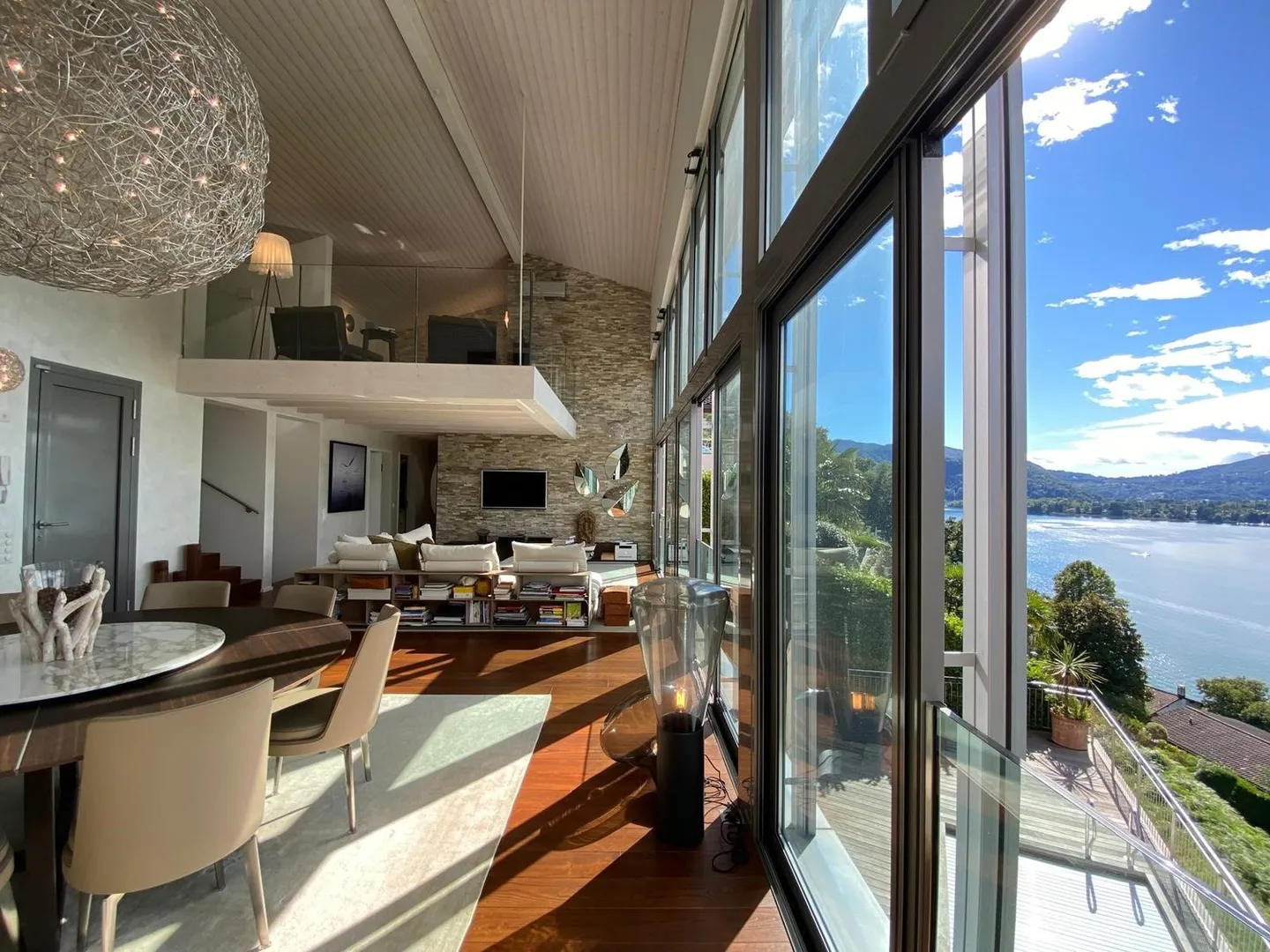 Spaziosa casa moderna con vista mozzafiato sul lago - Foto 2 di 13