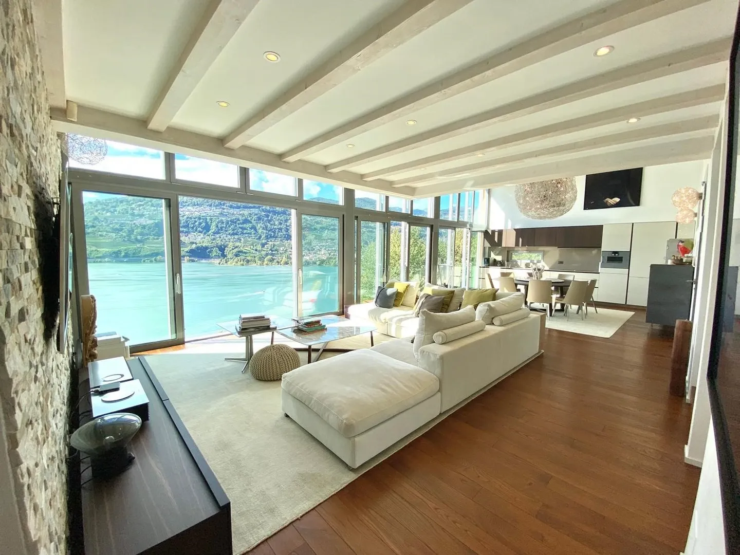 Spaziosa casa moderna con vista mozzafiato sul lago - Foto 3 di 13