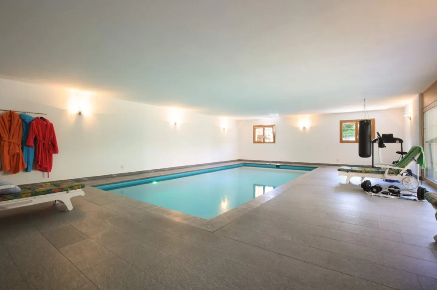 Luxurious Villa with Indoor Pool - Photo 15 of 16
