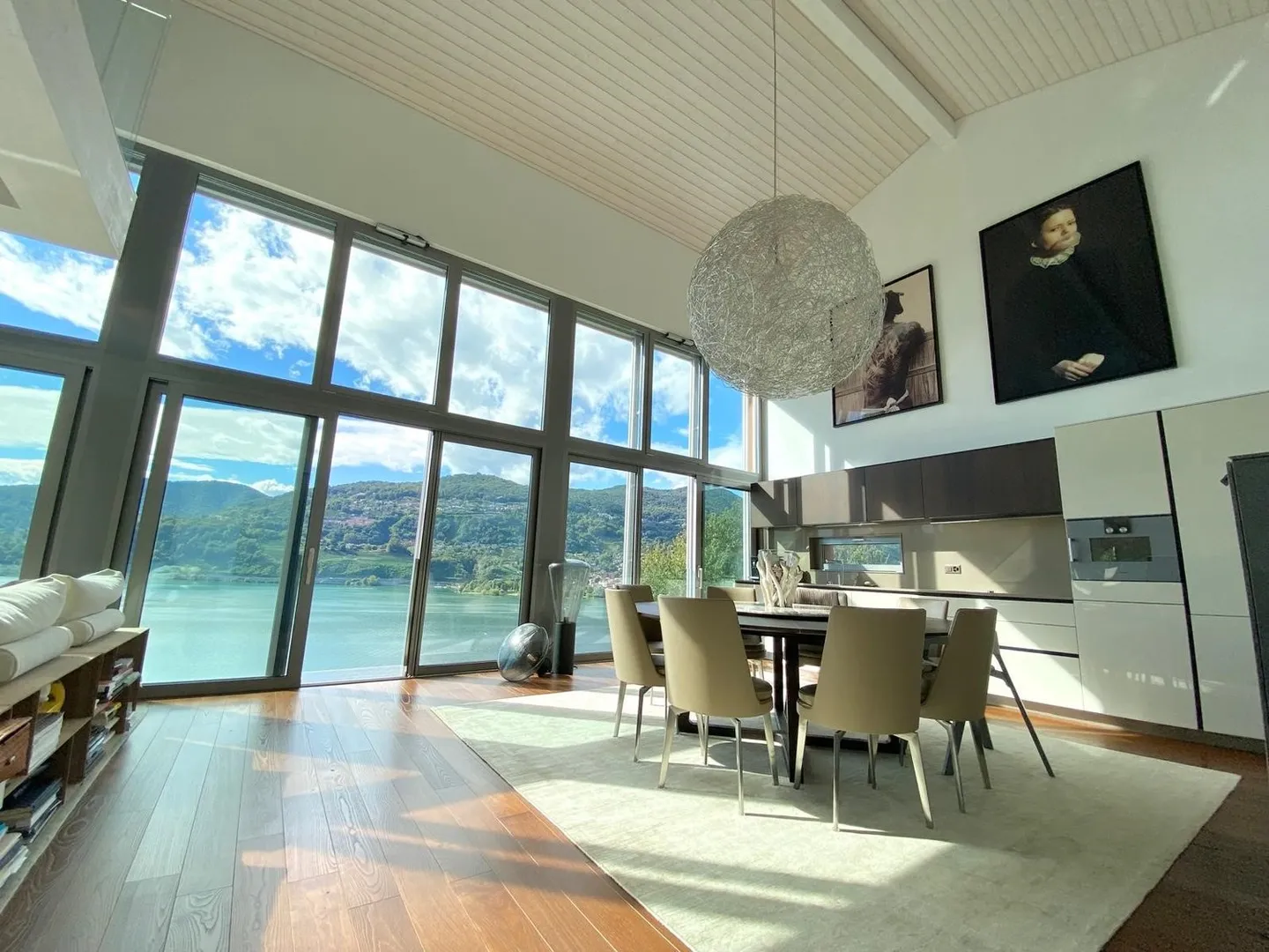 Spaziosa casa moderna con vista mozzafiato sul lago - Foto 1 di 13