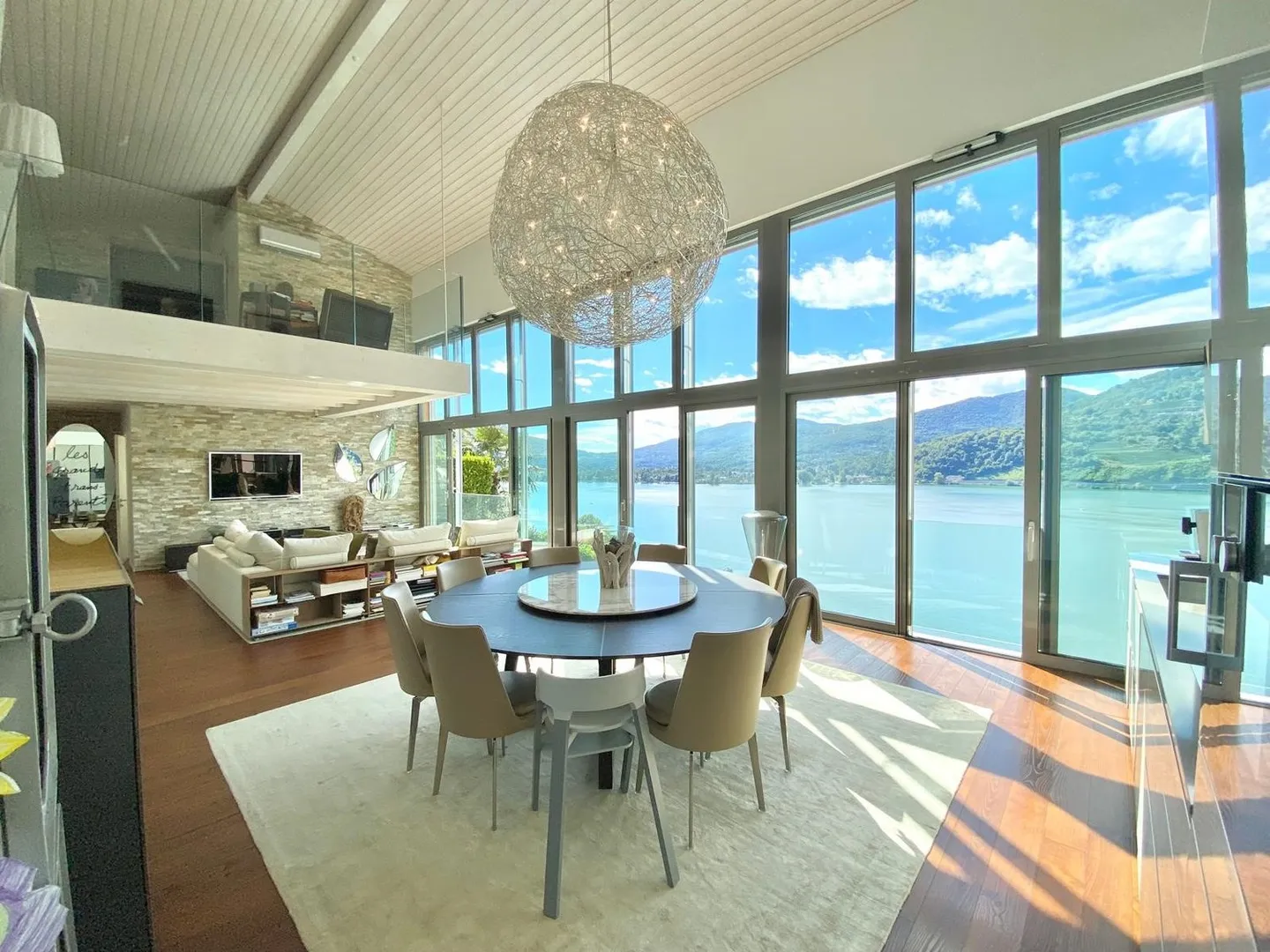 Spaziosa casa moderna con vista mozzafiato sul lago - Foto 5 di 13