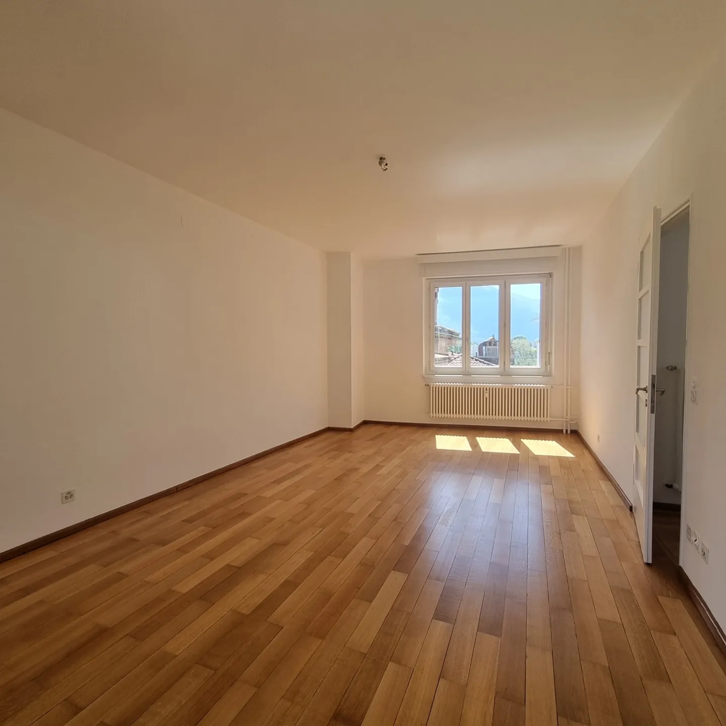 Appartamento spazioso in città - Foto 4 di 11